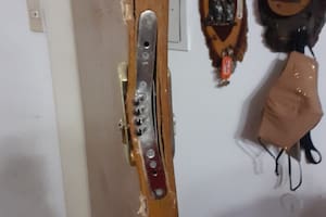 Allanaron por error un departamento de dos jubilados en Rosario y le destrozaron la puerta