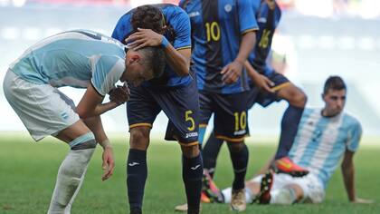 Allans Vargas consuela a Mauricio Martinez después del empate 1 a 1