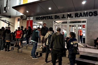 Allegados del fotógrafo Pablo Grillo aguardan en el Hospital Ramos Mejía