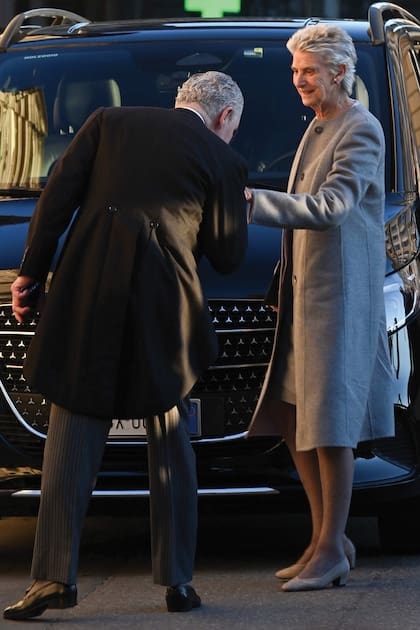 Allegra Agnelli, tía de la novia, llega a la iglesia y es recibida por el estilista John Frieda,
marido de la madre de Azzi