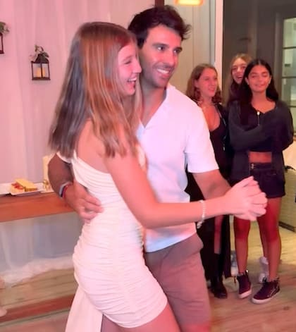 Allegra Cubero bailó el vals con Manu Urcera