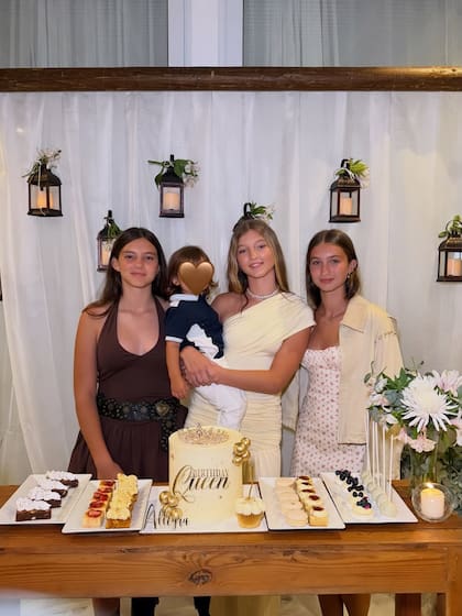 Allegra Cubero, con sus hermanas Indiana y Sienna, y su hermano Cruz