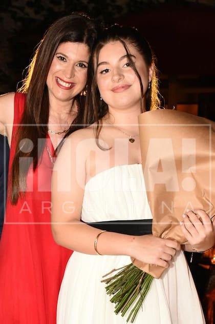 “Allegra estaba muy emocionada y con muchos nervios también, habíamos organizado todo con Jorge, que para ella es su papá del corazón. El lugar es el favorito de Jorge y ellos dos son muy cómplices”, cuenta Elba, que compartió la previa con su hija, mientras las peinaba Charly Novoa y las maquillaba Naty Pellizari.