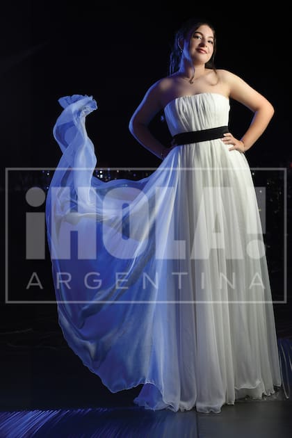 Allegra hizo su entrada triunfal con este strapless drapeado con cintura remarcada con lazo a contratono.