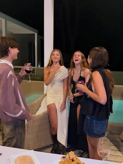 Allegra rodeada de sus amigos