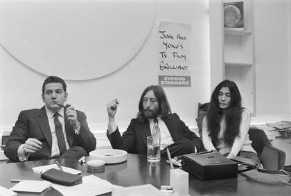 Allen Klein con John Lennon y Yoko Ono, el 29 de abril de 1969, en Londres