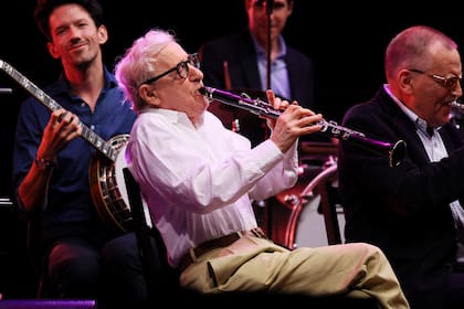 Allen toca el clarinete junto a una orquesta de jazz, en un festival realizado en 2023 en Italia