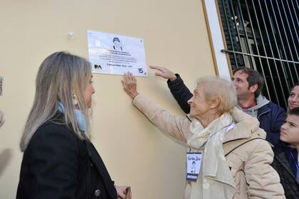 Allí, descubrieron dos placas conmemorativas, una en la fachada y otra en la vereda