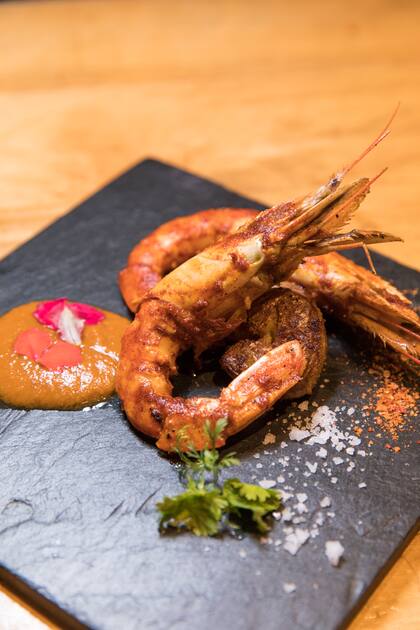 Langostinos al hierro con salsa bisque y curry. Mola, La Cumbre.
