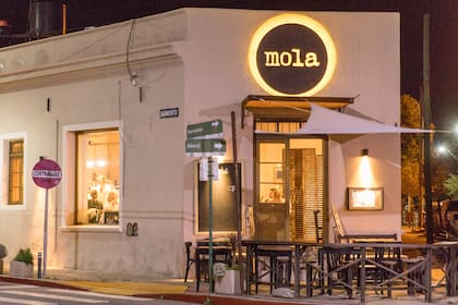 Allí, donde se cruzan Sarmiento y Alberdi, Mola es una de las tentadoras opciones para la cena cumbreña.
