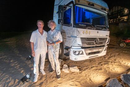 Allí Drouville, se encuentra junto a Roberto Faist, Gerente de Producto y Marketing de Mercedes-Benz Camiones.