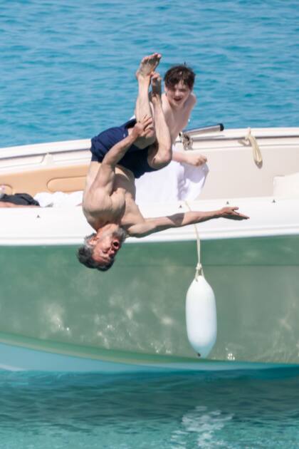 Allí, el actor hizo gala de su destreza física y sorprendió con una voltereta en el aire para sumergirse en las aguas cristalinas de la isla. La película, que tiene un presupuesto estimado de 250 millones de dólares, extenderá su rodaje por toda Italia, Grecia, Marruecos y el Reino Unido