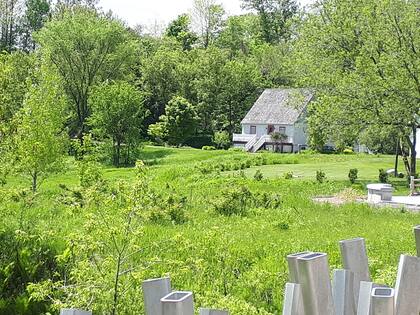 Allí, en el país de las cuatro estaciones, el arquitecto argentino se involucró intensamente en los asuntos de la arquitectura y el medio ambiente.