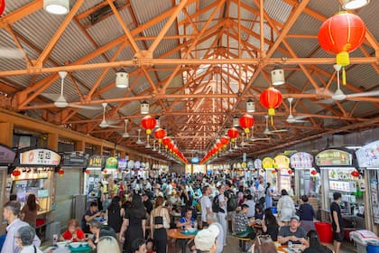 Allí es costumbre comer en mesas comunitarias