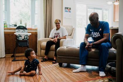 Allie, con su nieto y su esposa Jackie, en su hogar en Pittsburgh