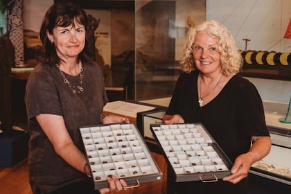 Allison Fox y Kath Giles muestran el tesoro vikingo