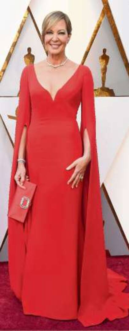 Allison Janney, muy distinguida en este vestido de Reem Acra. La diseñadora libanesa fue la responsable de este look en rojo que estiliza aún más la figura de la actriz de Yo, Tonya, apostando por una belleza lejos del mainstream