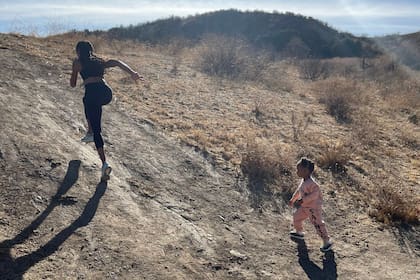 Allyson Felix en pleno entrenamiento y acompañada por su pequeña hija

