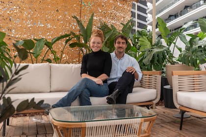 Alma César, al frente de Tono Interiorismo, diseñó el espacio de Faitful Viveros. Acá, junto a uno de sus dueños, Agustín Marani.