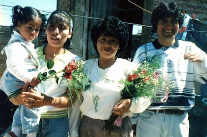 Alma, en sus primeros años de vida, junto a su familia.