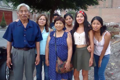 Alma, junto a su familia.