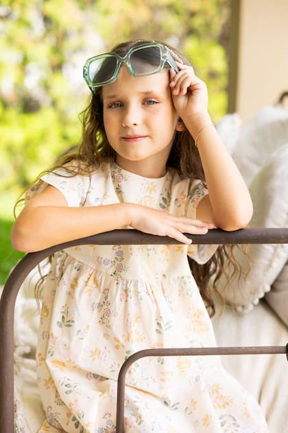 Alma Martínez posa como una mini modelo para la cámara de ¡HOLA! Argentina.