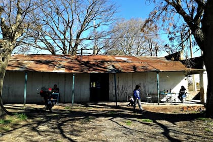 El almacén El Crisol está ubicado sobre un camino rural en las afueras de Salto, a 200 km de la Ciudad de Buenos Aires