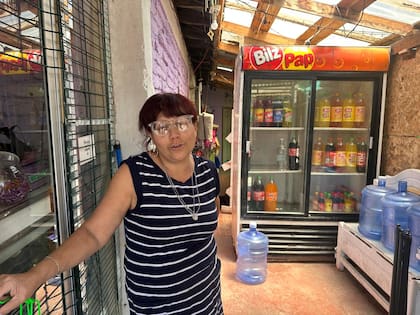 Almacén en Lo Espejo, uno de los barrios más golpeados por delito en la capital chilena