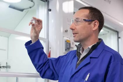 John Griffin trabaja sobre una versión de estado sólido de almacenamiento molecular.