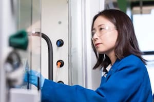 Cómo una quemadura de sol inspiró a una profesora de química a desarrollar una nueva manera de almacenar energía