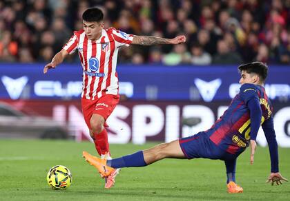 Almada gambetea a Gerard Martín en la jugada que pudo ser un golazo
