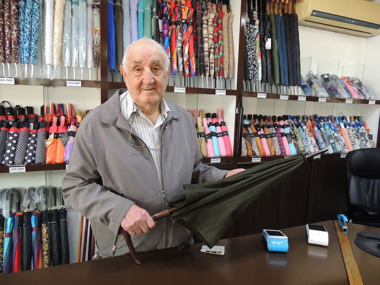 Elías Fernández Pato de 94 años continúa trabajando en la Paraguería de Víctor, el local que abrió en 1979 (Hugo Moujan)