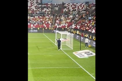 Almaraz camina por el campo de juego en la previa del último amistoso de la Selección antes del Mundial de Qatar