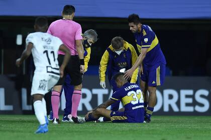 Almendra quedó tendido en el césped y no pudo seguir, conociendo después que su lesión era un desgarro en el aductor.