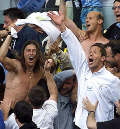 Almeyda y Simeone festejando un título de Lazio, cuando compartieron el plantel del club italiano