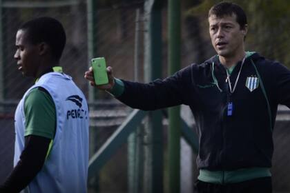 Almeyda pidió retener a Cazares para 2015