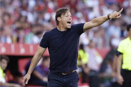 Almeyda vivió con intensidad el 4 a 1 de Sevilla a Barcelona