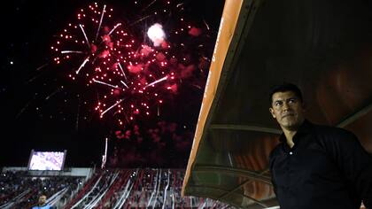 Almirón, con los fuegos artificiales de fondo previos del partido, un anticipo de la fiesta