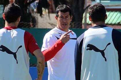 Almirón quiere un equipo más ofensivo ante River