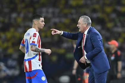 Almirón y una clave de la recuperación guaraní: "El profe Alfaro nos motivó a recuperar la confianza, y creo que también le devolvió la identidad a la selección de Paraguay"