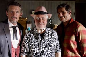 Almodóvar habla de la química “enorme” entre Pedro Pascal e Ethan Hawke y por qué los que escriben cine “son personas peligrosas”