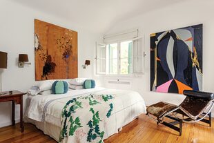 Almohadones bombón y pie de cama pintado a mano (Mercedes Segura).