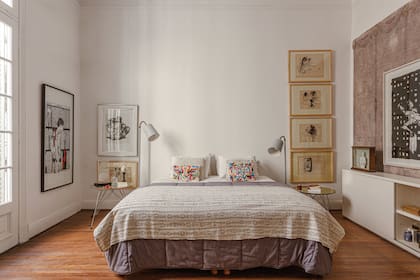 Almohadones con bordados típicos de Colombia. Pie de cama pintado a mano traído de Marruecos. Sobre la cómoda, una de las ‘Construcciones’ de Fernando Allievi.