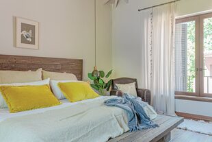 Almohadones de lino natural y terciopelo (Bay Studio). Manta y pie de cama (Profunda Decoración).