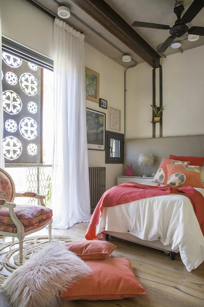 Almohadones estampados (Pezkoi). Silla Luis XVI retapizada por Laura. Con rueditas, la cama (Marcelo Mazza) se puede poner paralela al respaldar de pared a pared, para funciona como sofá.