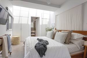 Almohadones (Linos del Pacífico). Manta de hilo (Sol Palou). Velas (Valo Candles). Florero (Rapsodia Home). Alfombra de lana pura (Awanay).