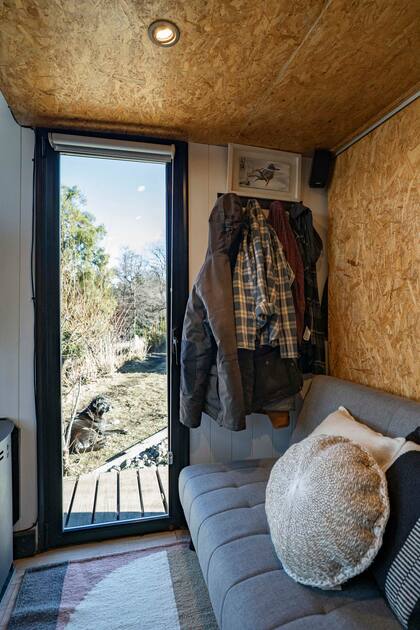Almohadones y alfombra de lana de oveja, teñida con tintes naturales (Rina Decoración)