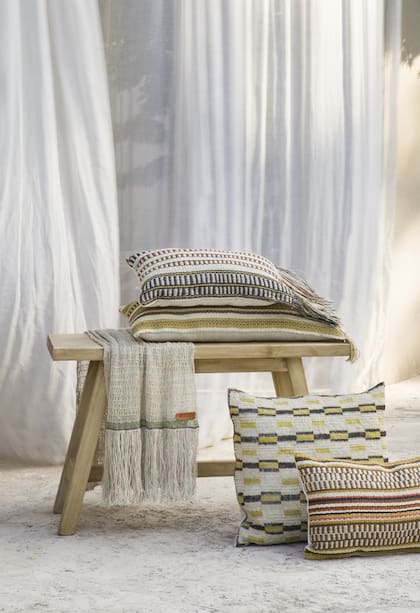 Almohadones y chal de chaguar, realizados por mujeres Wichí.