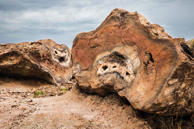 Almorzar rodeado de los paisajes asombrosos de Rocas Coloradas es parte de la propuesta de Patagonia Salvaje 4x4. Fotos: Guadalupe Faraj.