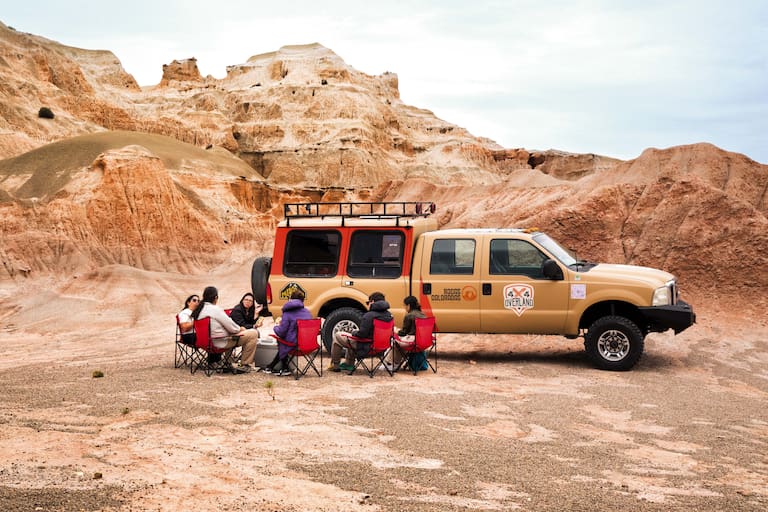 Almorzar rodeado de los paisajes asombrosos de Rocas Coloradas es parte de la propuesta de Patagonia Salvaje 4x4. Fotos: Guadalupe Faraj.